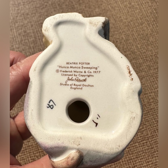 Beswick Hunca Munca Sweeping figurine - Picture 5 of 5